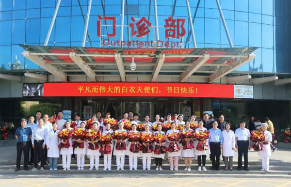 鲜花赠天使，关怀暖人心——“5.12”国际护士节院领导一行慰问临床一线